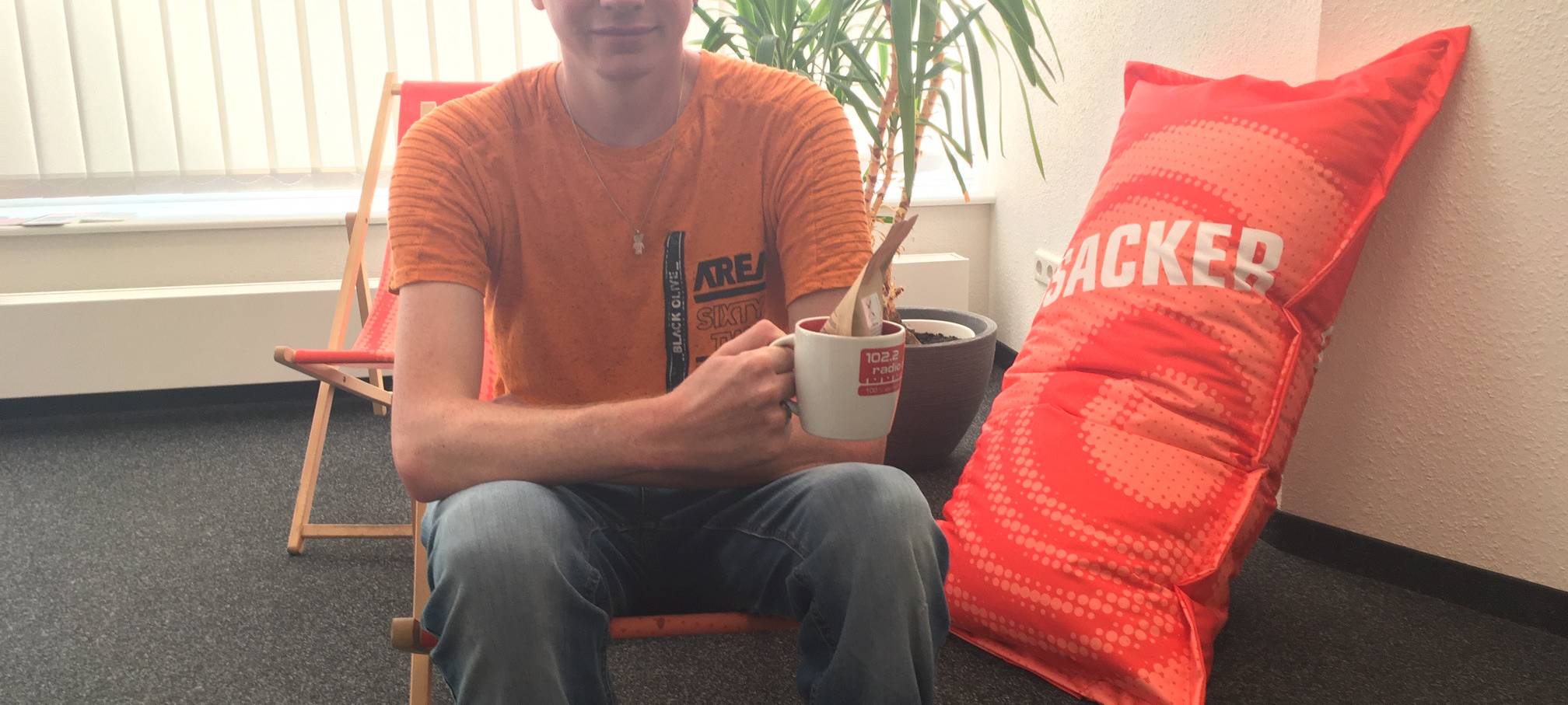 Gewinner Patrick mit einer Alexa bei Radio Essen