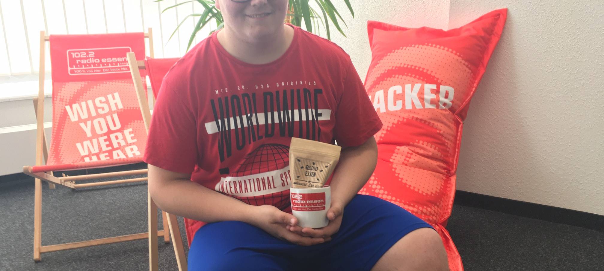 Gewinner Philipp mit einer Alexa bei Radio Essen