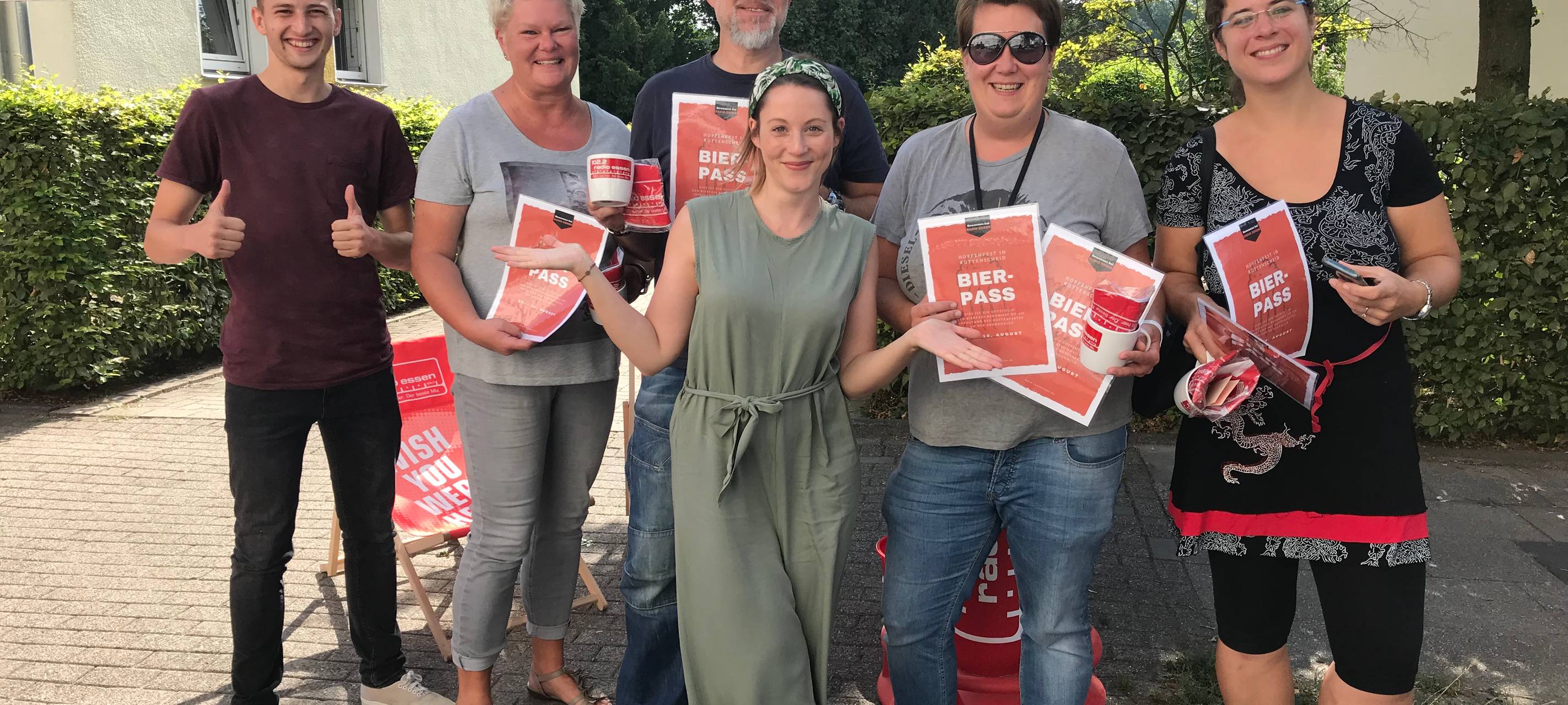 Teresa Ledabyl von Radio Essen mit Gewinnern von einem Spiel