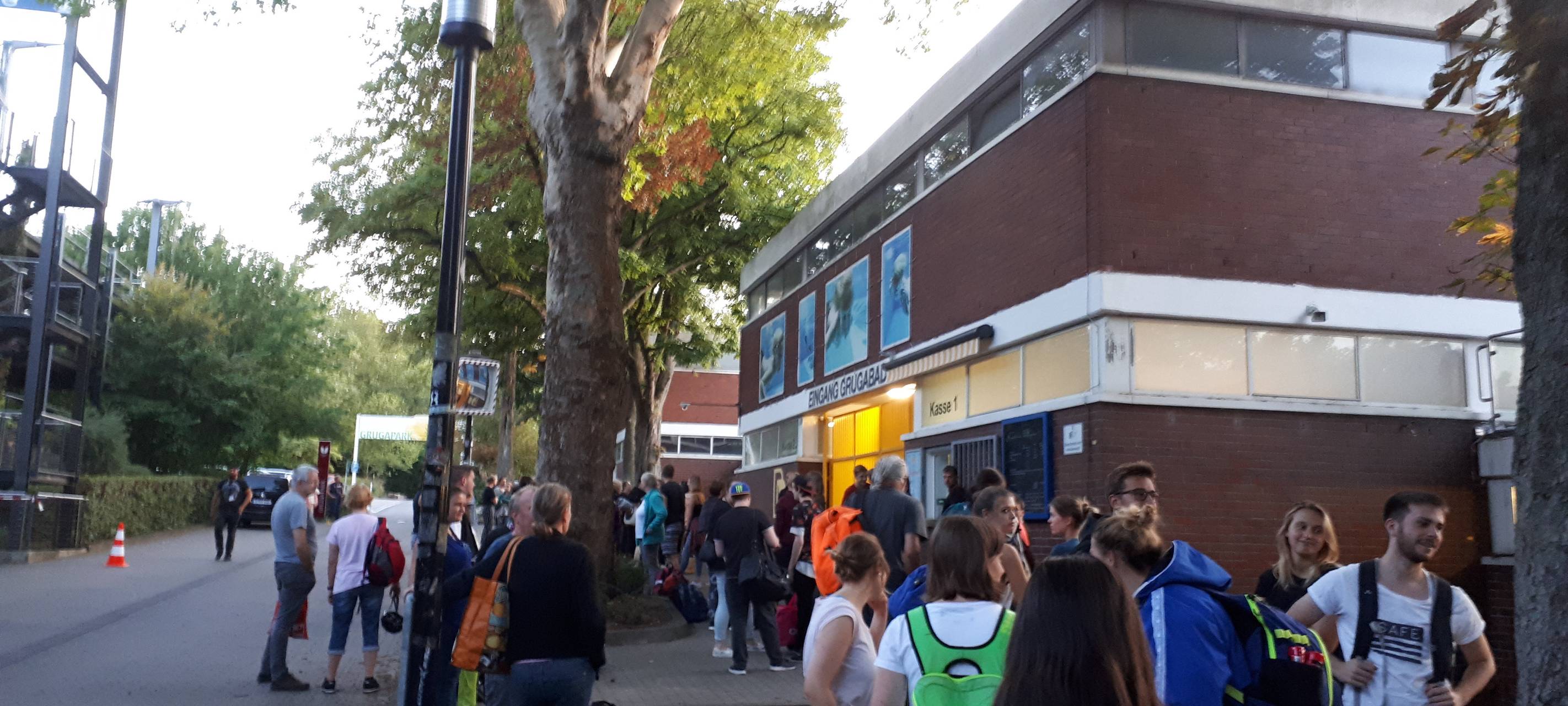 Menschen vor dem Grugabad