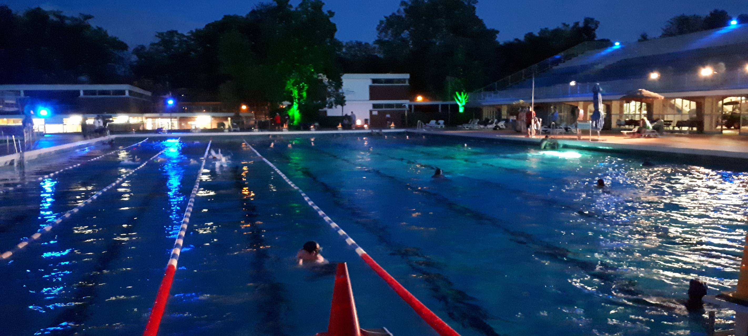 Sportbecken Grugabad bei Nacht