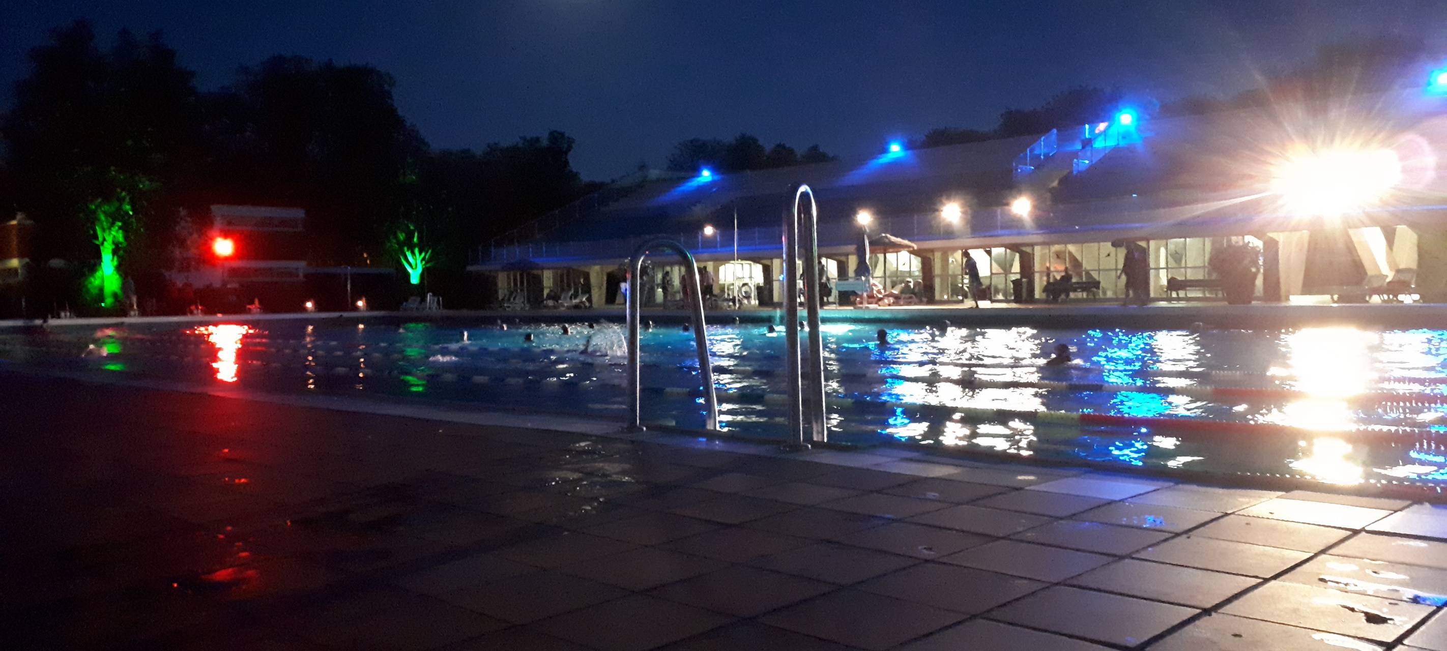 Sportbecken Grugabad bei Nacht
