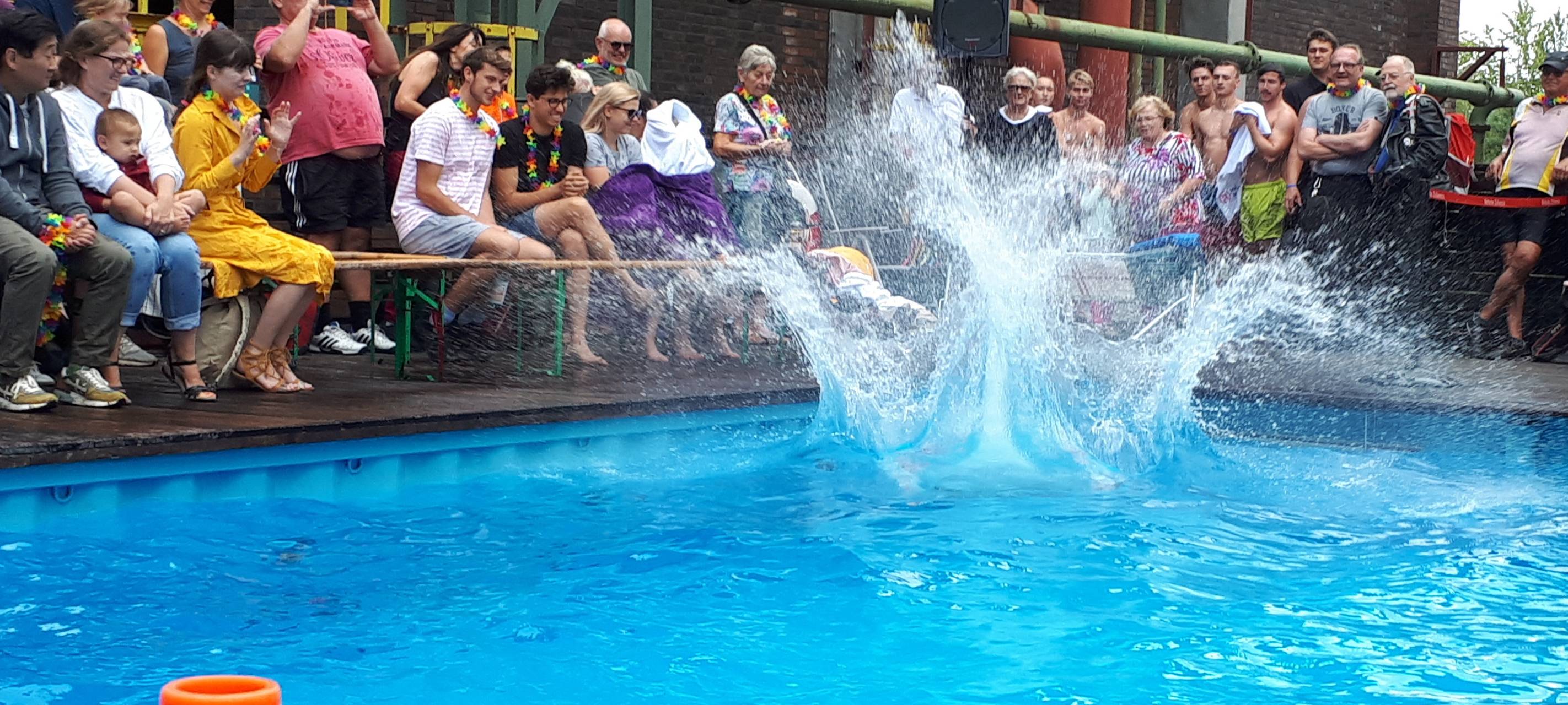 Spritzwasser im Werksschwimmbad