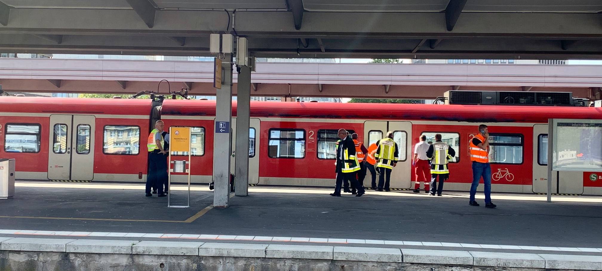 Die Feuerwehr prüft das Gleis mit der kaputten Oberleitung am Hbf Essen