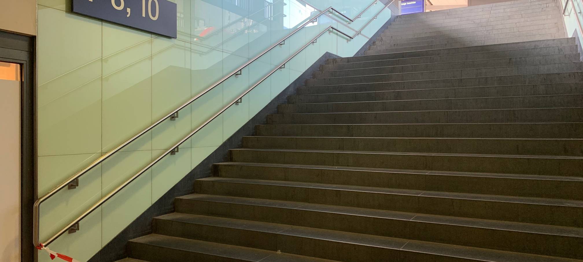 Die Gleise am Hbf in Essen sind gesperrt, wegen einer kaputten Oberleitung.