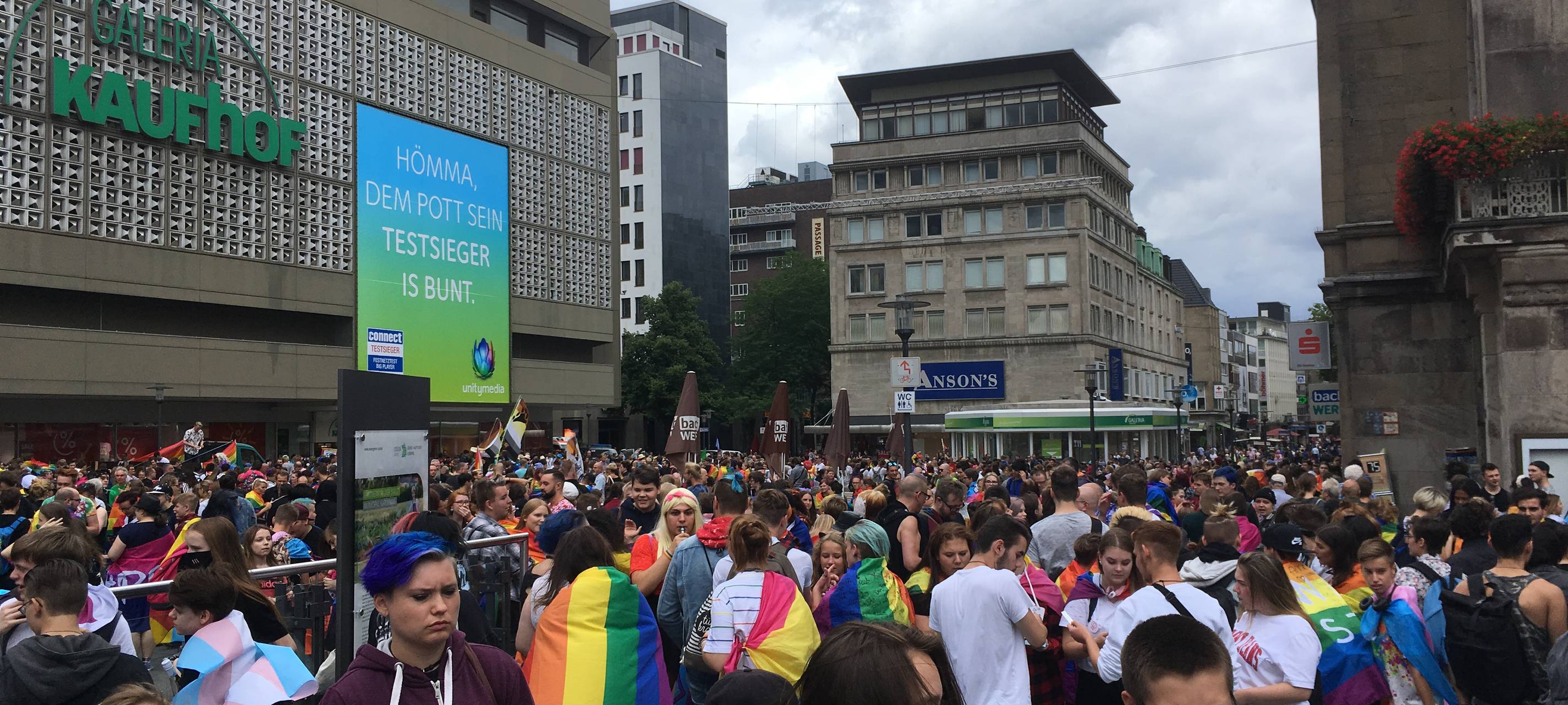 Teilnehmer und Besucher des Ruhr CSD