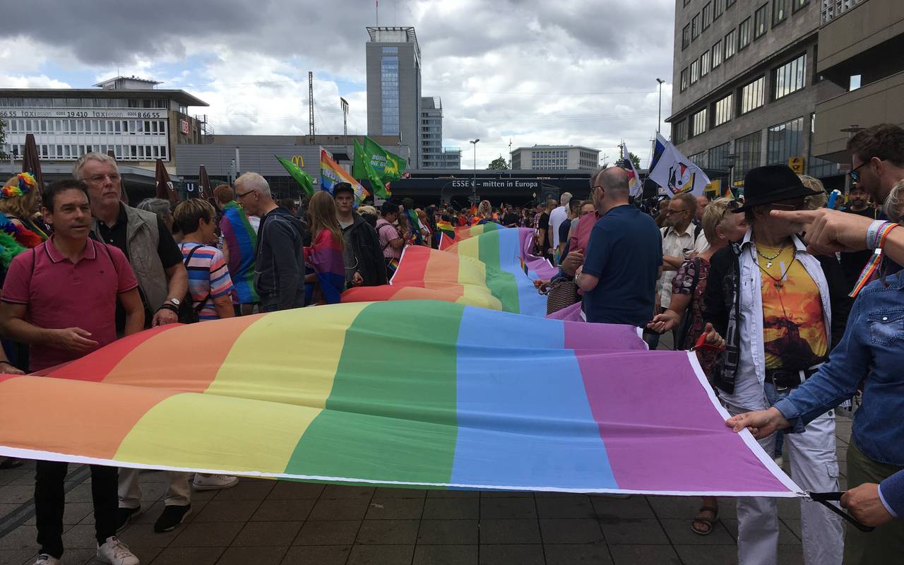 Eine 25 Meter Regenbogenfahne beim Ruhr CSD