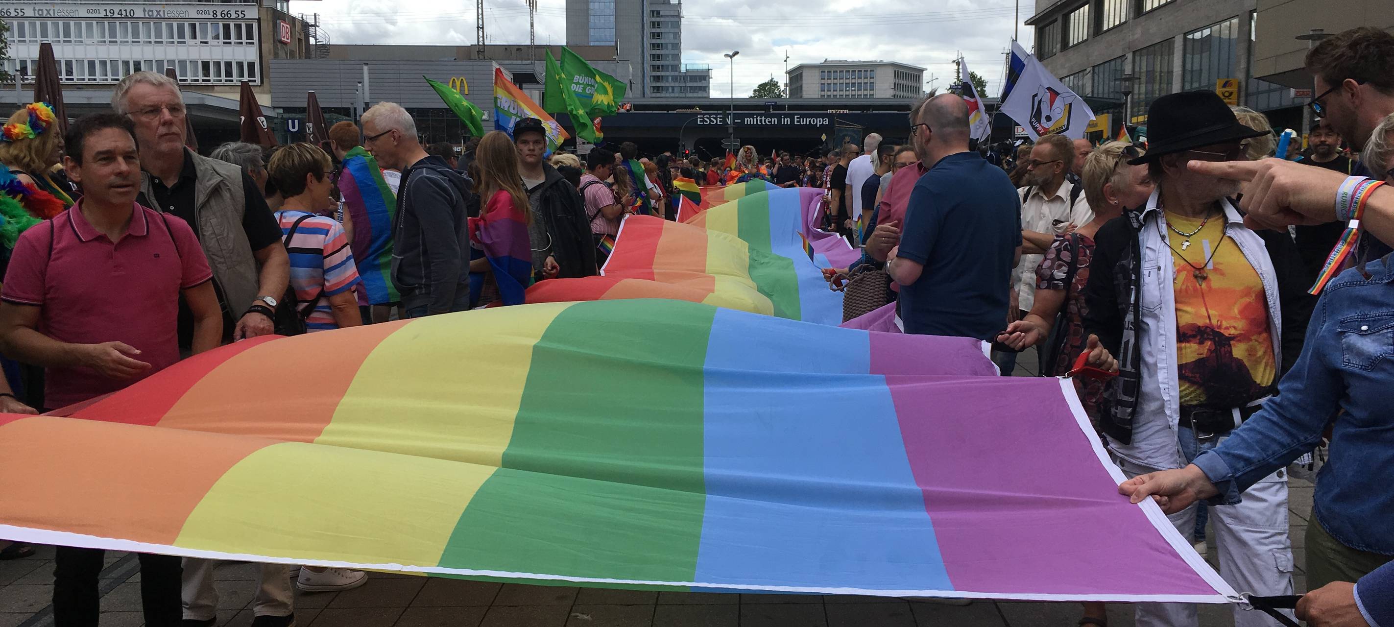 Eine 25 Meter Regenbogenfahne beim Ruhr CSD