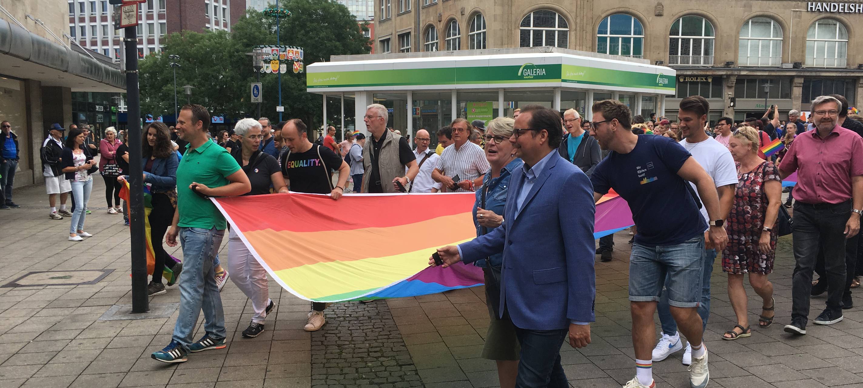 Thomas Kufen ist teil der Parade