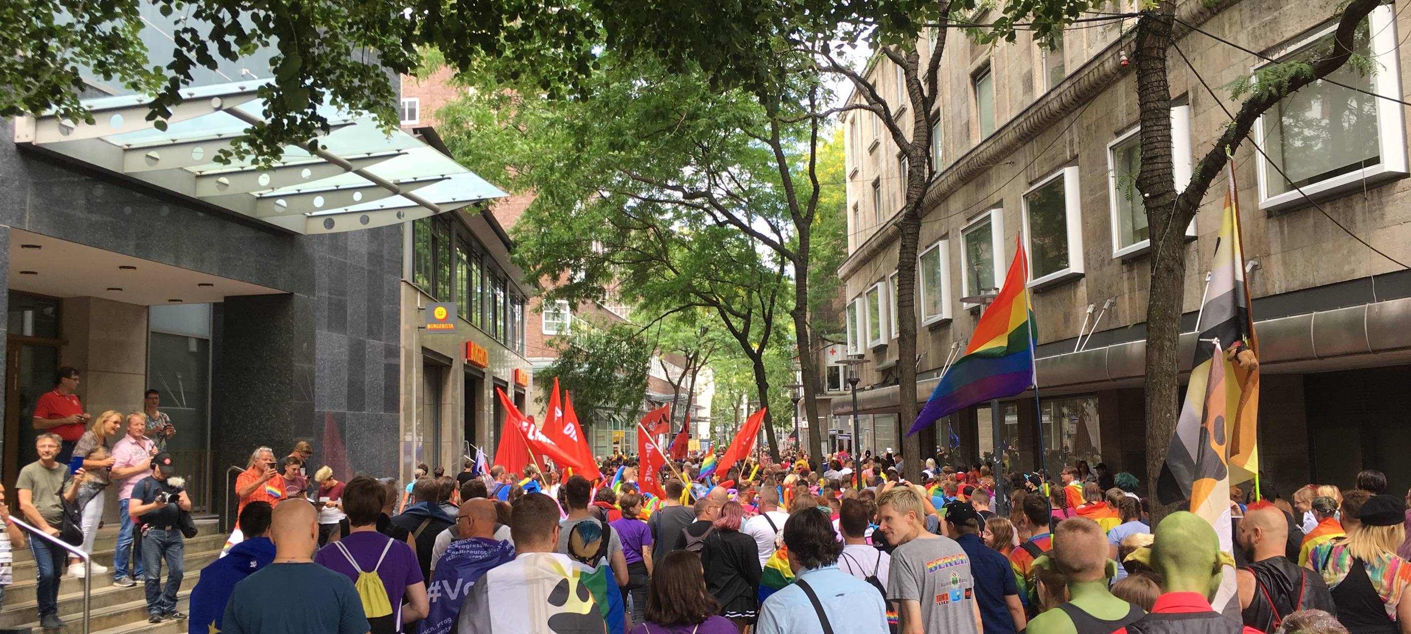 Teilnehmer und Besucher des Ruhr CSD