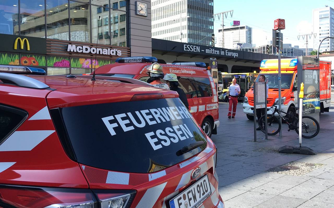 Oberleitungsschaden am Hauptbahnhof in Essen, Feuerwehr und Notarzt halten sich bereit.