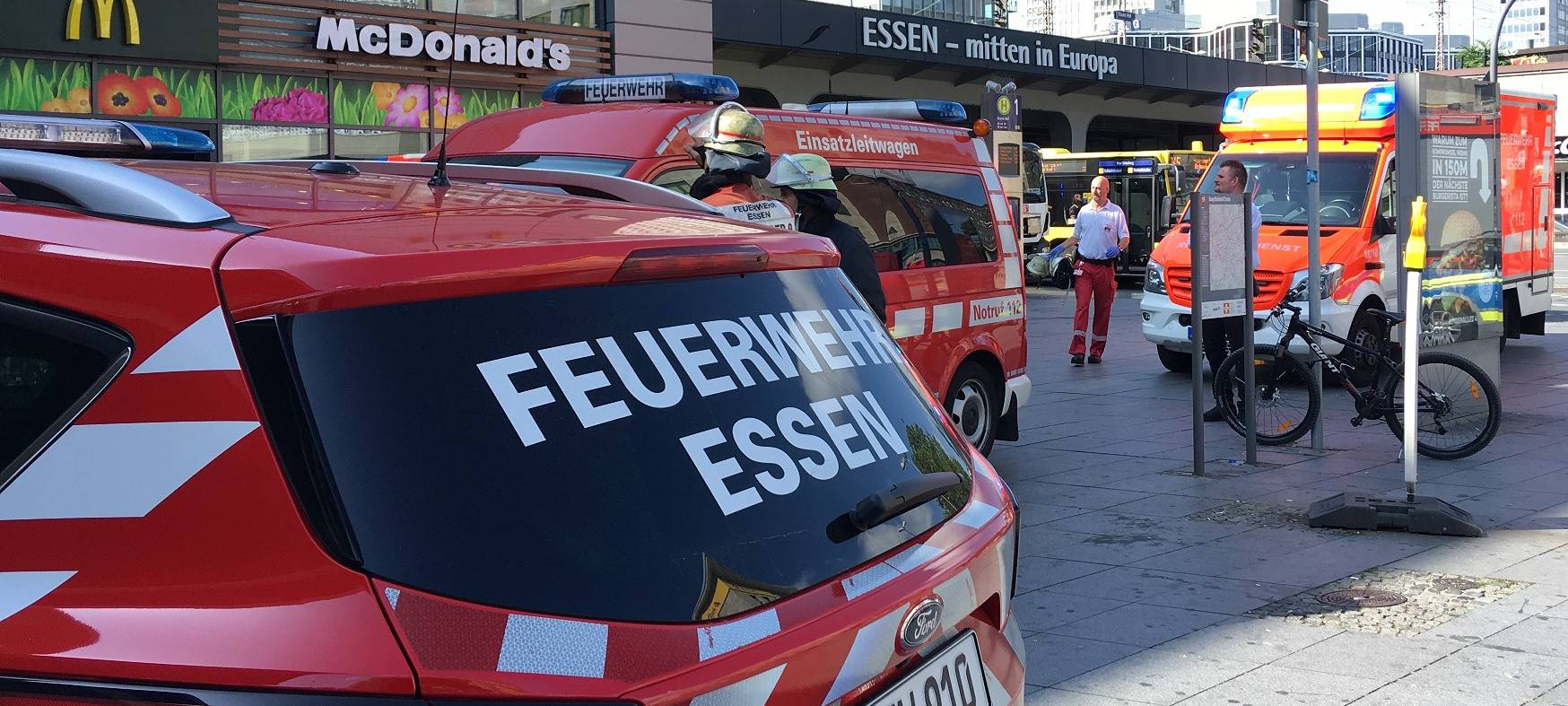 Oberleitungsschaden am Hauptbahnhof in Essen, Feuerwehr und Notarzt halten sich bereit.