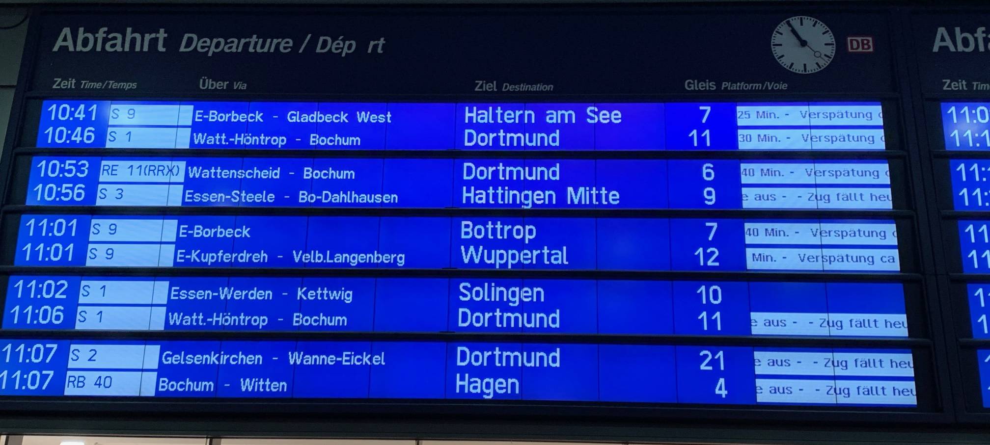 Viele Verspätungen und Ausfälle am Hbf in Essen, wegen einer kaputten Oberleitung.