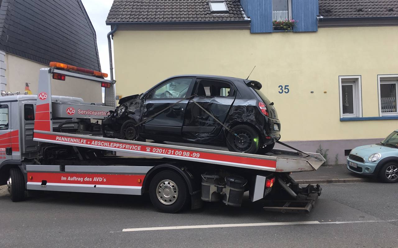 Eins der Unfallautos am Reuenberg steht schon auf dem Abschlepper. Es ist stark beschädigt.