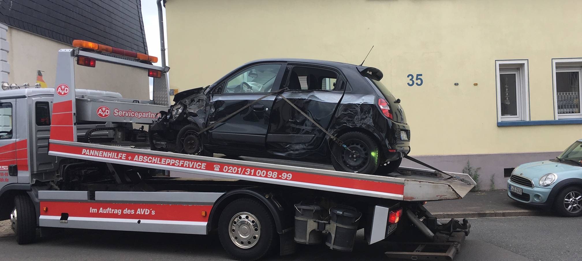 Eins der Unfallautos am Reuenberg steht schon auf dem Abschlepper. Es ist stark beschädigt.