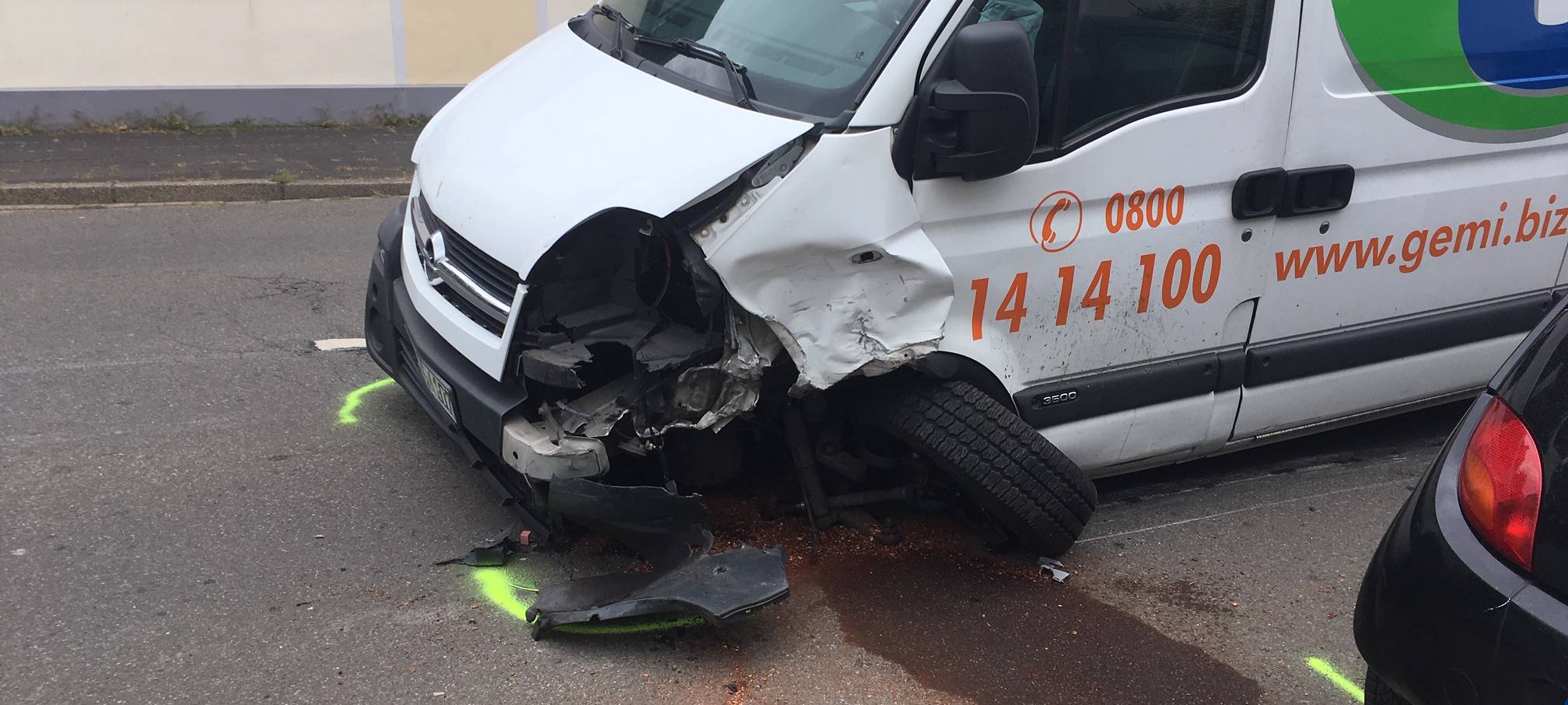 Das Auto weist große Schäden vorne links am Kotflügel auf. Das Rad ist komplett abgerissen worden.