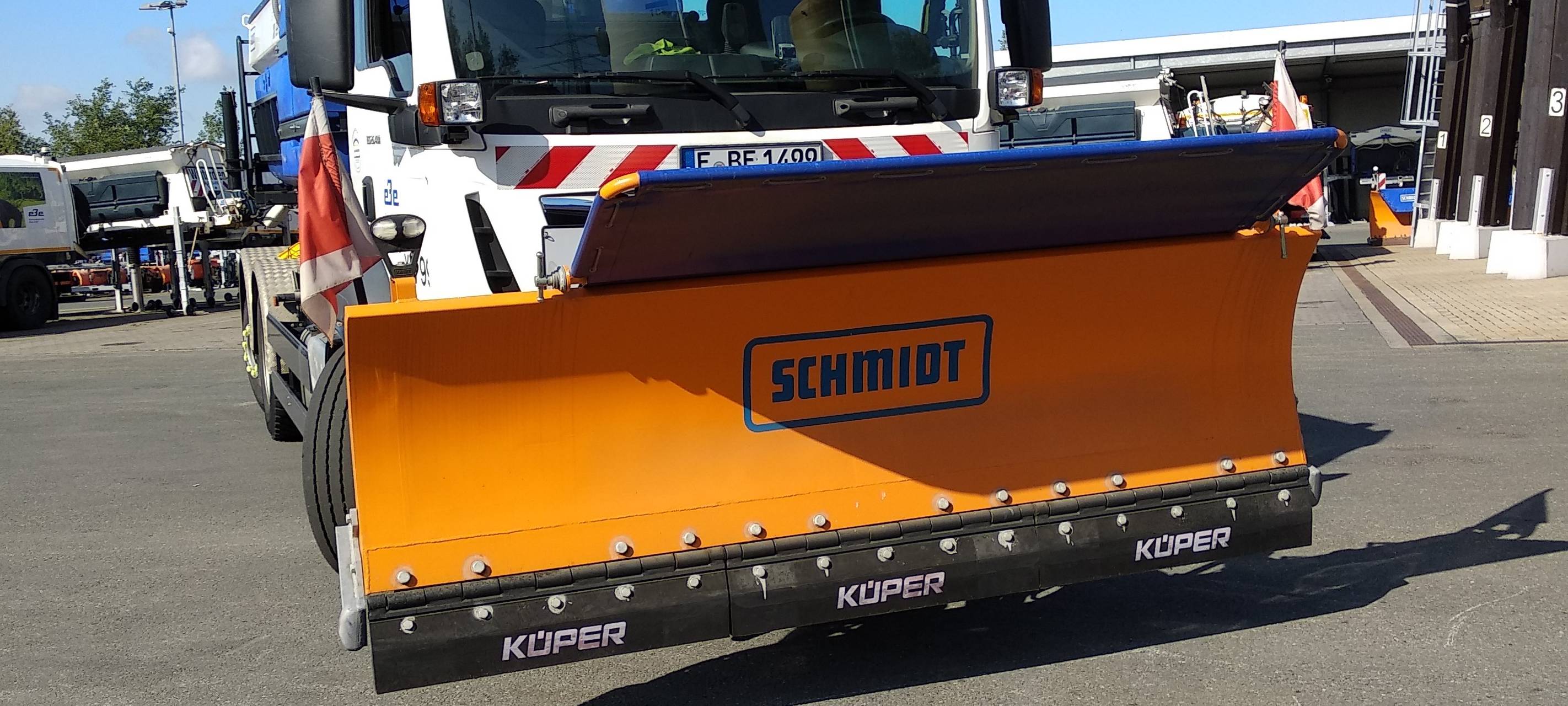 Mit dem drei Meter großen Schneepflug räumen die Entsorgungsbetriebe im Winter den Schnee von der Straße