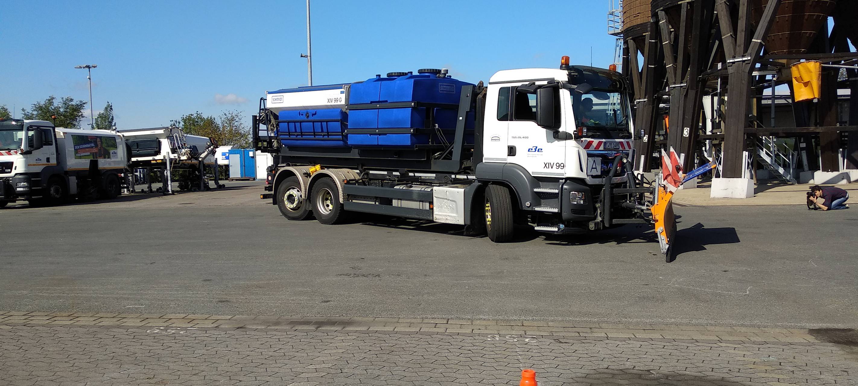 Großes Streufahrzeug mit Schneepflug.