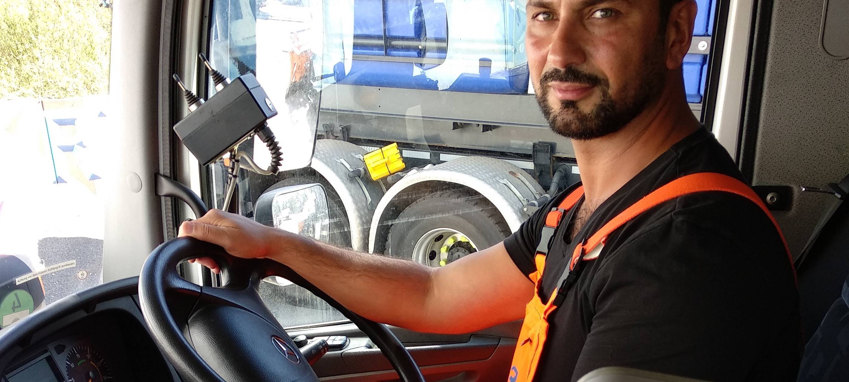 Fahrschüler aus Brendney in einem Streufahrzeug der Entsorgungsbetriebe