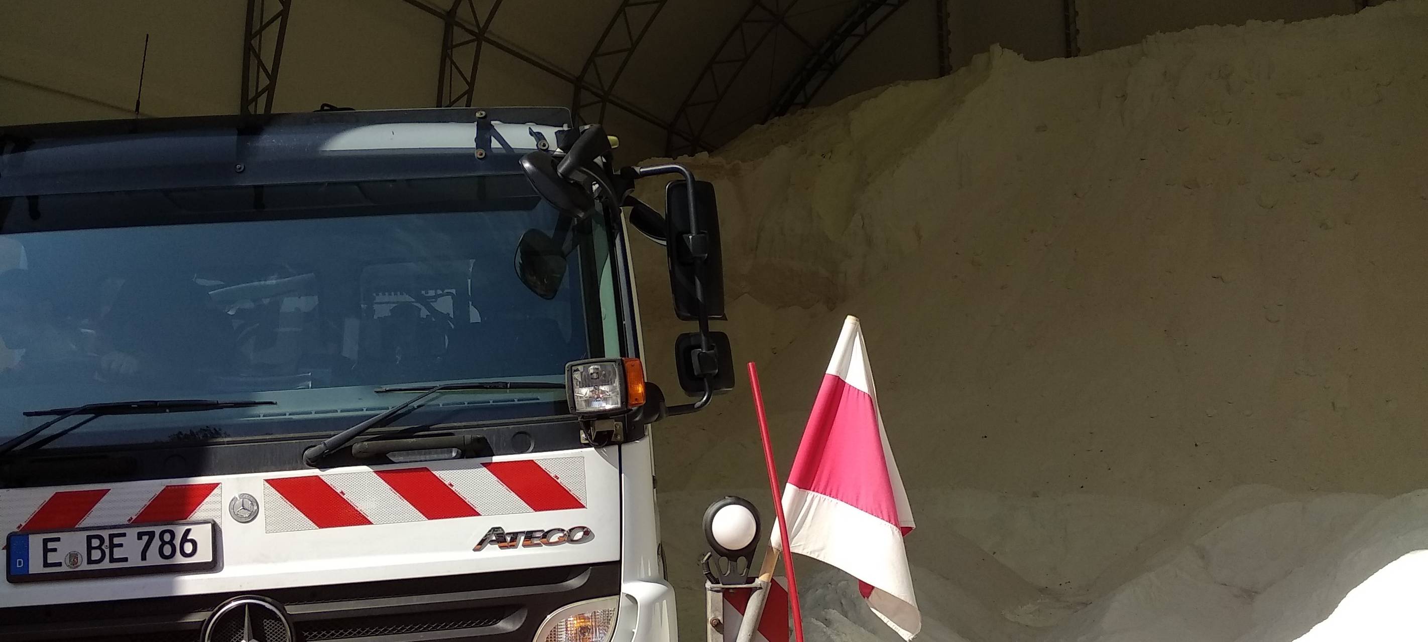 Um das Salz aufnehmen zu können, müssen die Fahrzeuge rückwärts in die Halle fahren