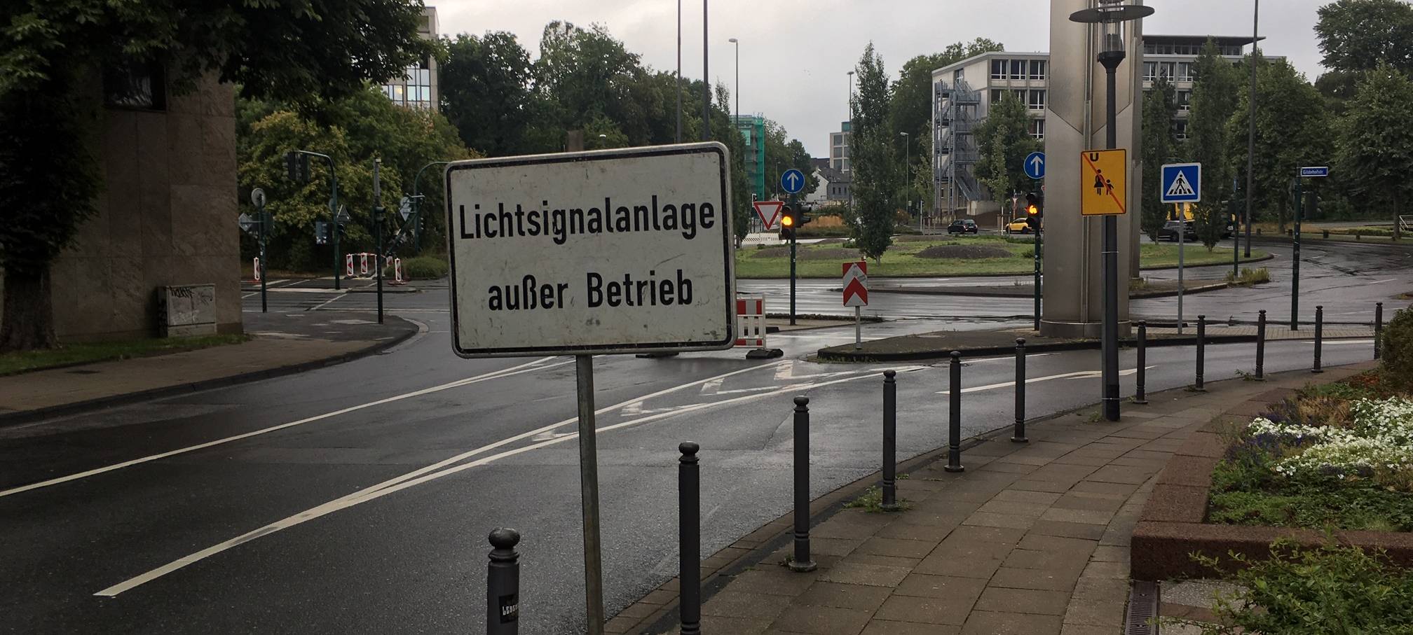 Unfall im Varnhorstkreisel: Frau fährt Ampelmast in Essen um