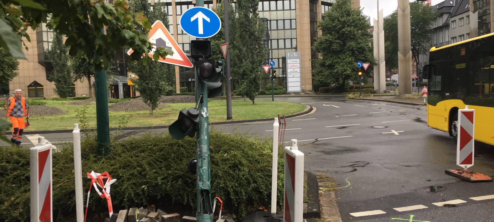 Unfall im Varnhorstkreisel: Frau fährt Ampelmast in Essen um