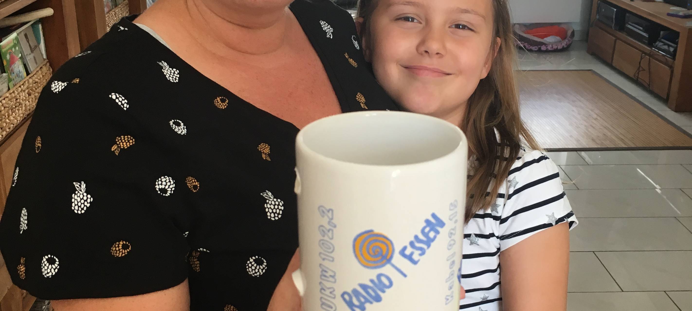 Nathalie und Kathi aus Altenessen lieben ihre alte Radio Essen-Tasse