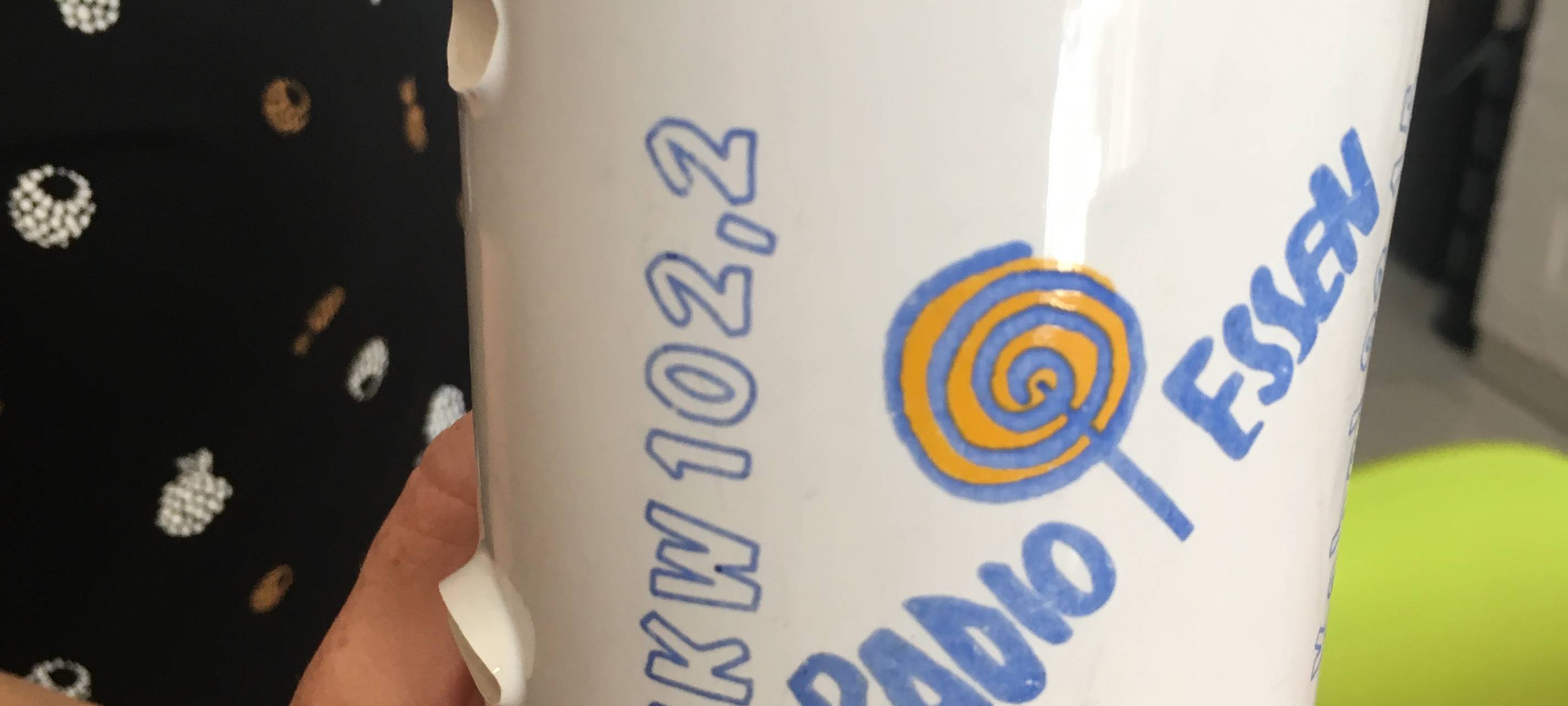 Die alte und kaputte Radio Essen-Tasse