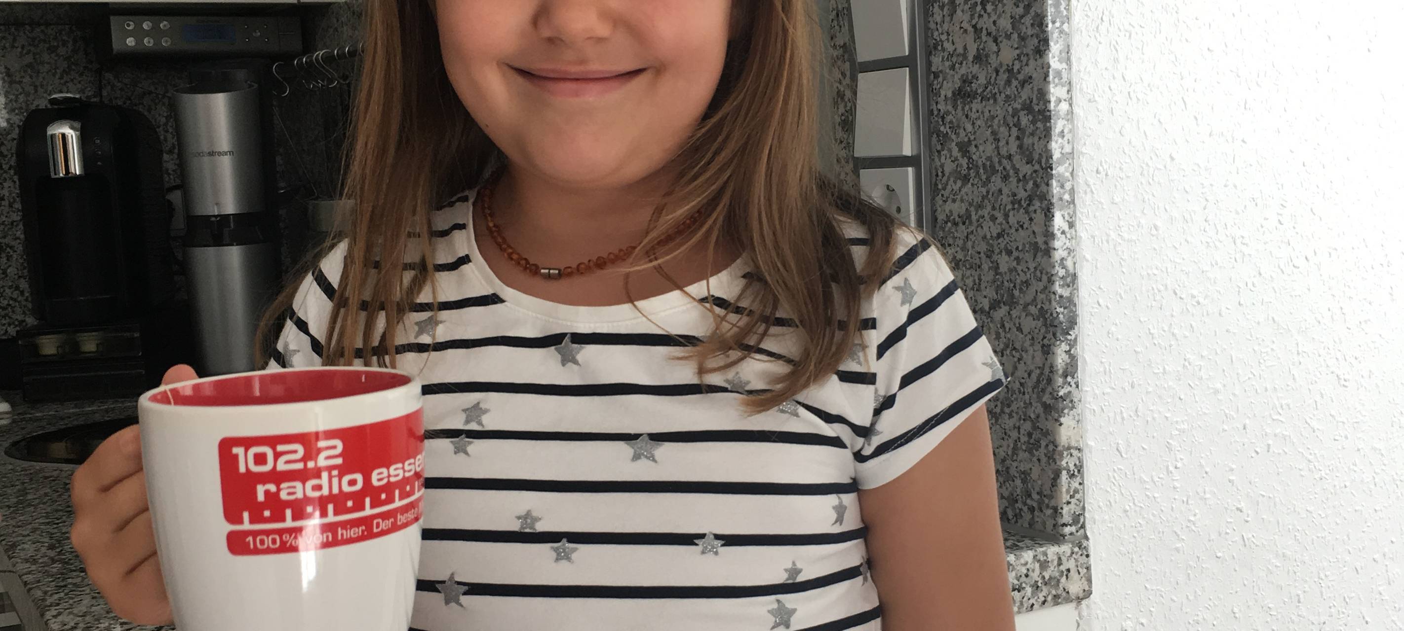 Tochter Kathi mit der neuen Radio Essen-Tasse