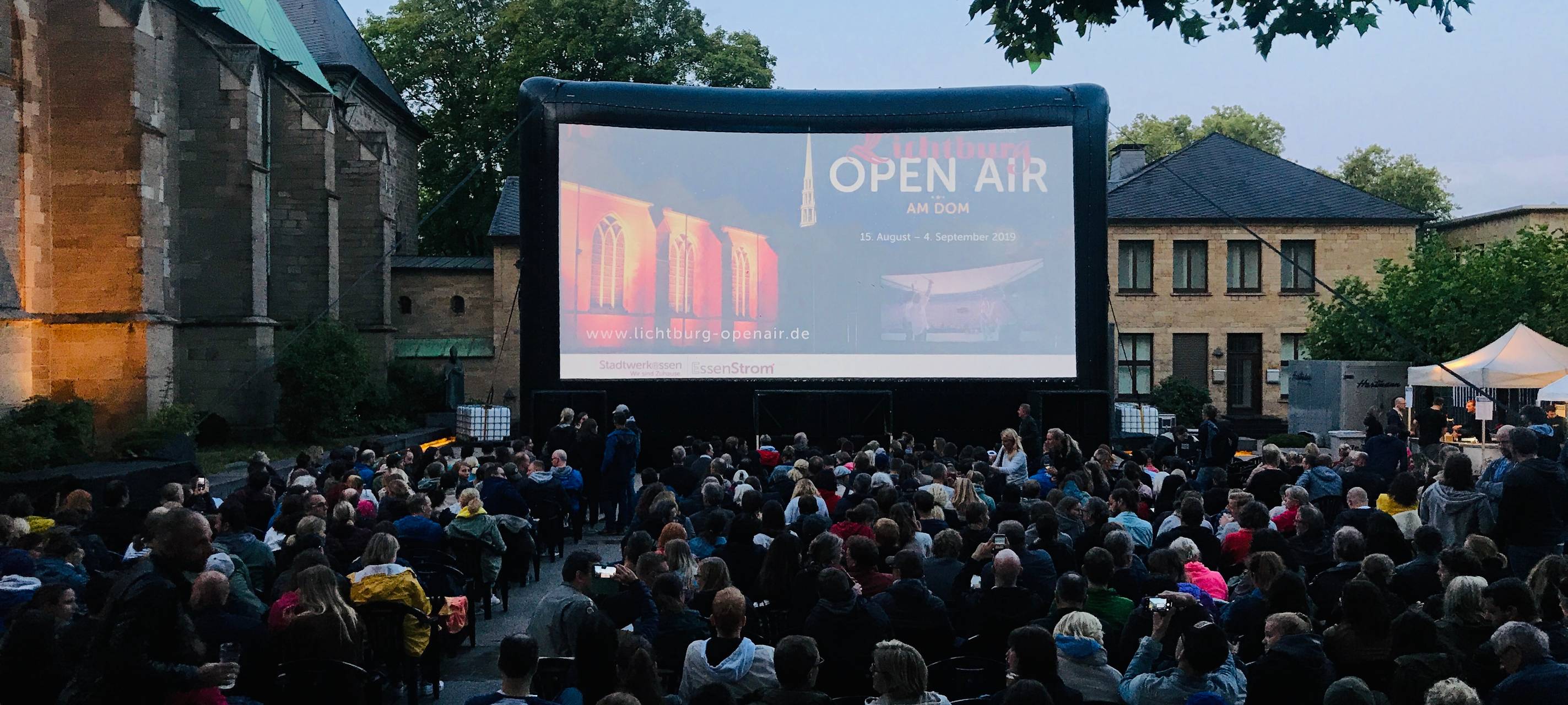 Atmosphäre aus dem letzten Jahr: Neben dem Essener Dom ist eine große Leinwand aufgebaut, auf der die Filme gezeigt werden.