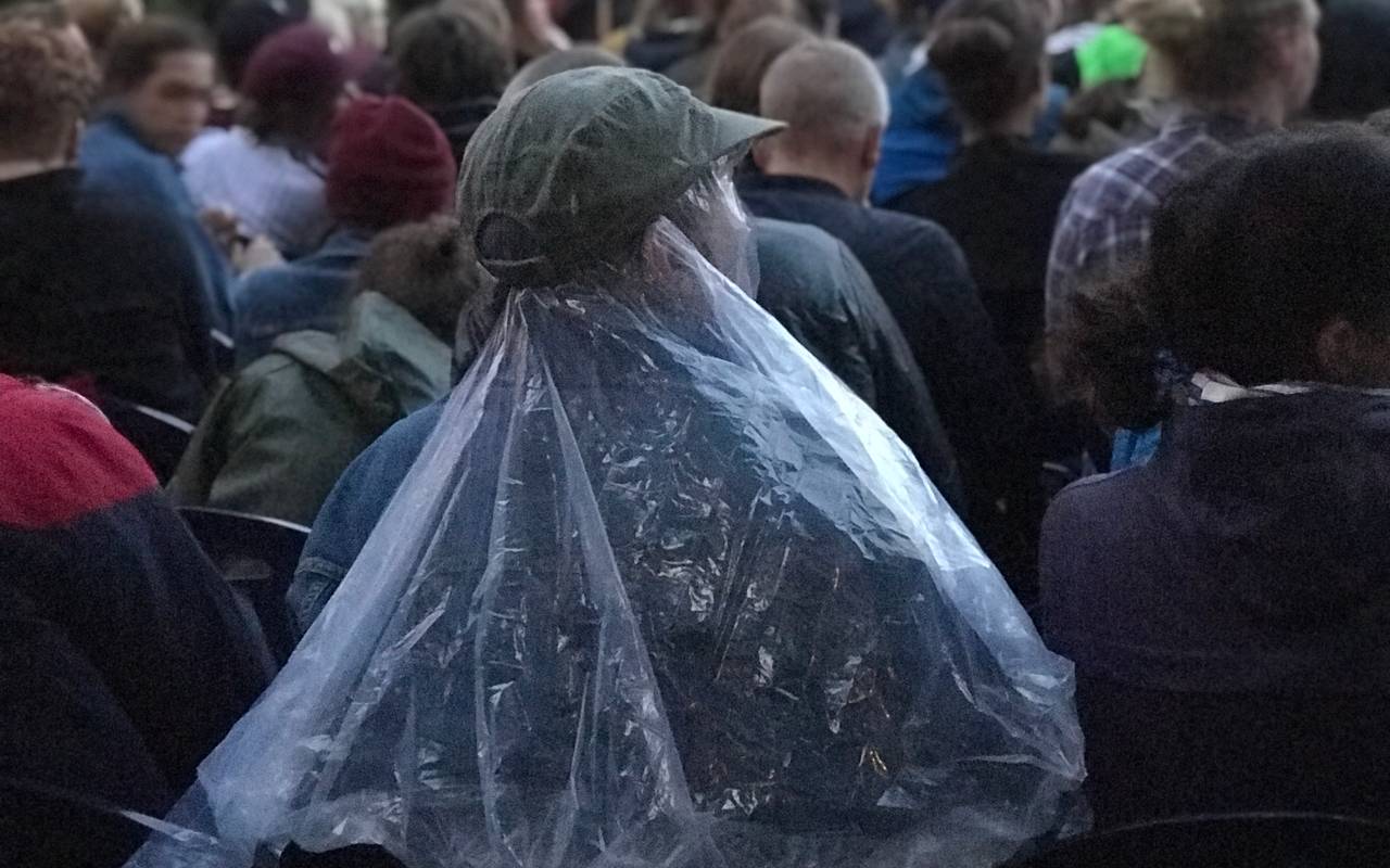 Einige Zuschauer hatten Regenponschos aus Plastik angezogen. Gegen 23 Uhr fing es leicht an zu nieseln.