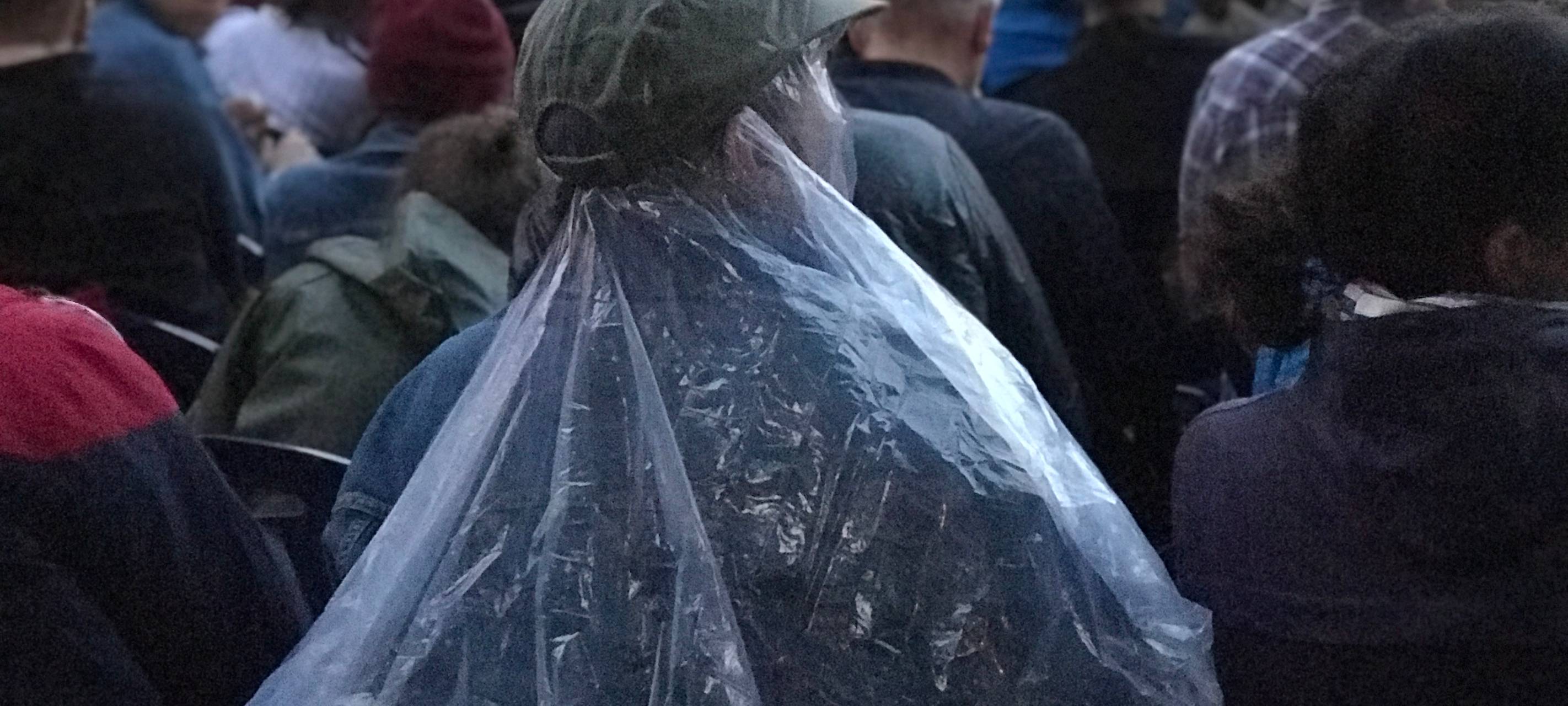 Einige Zuschauer hatten Regenponschos aus Plastik angezogen. Gegen 23 Uhr fing es leicht an zu nieseln.