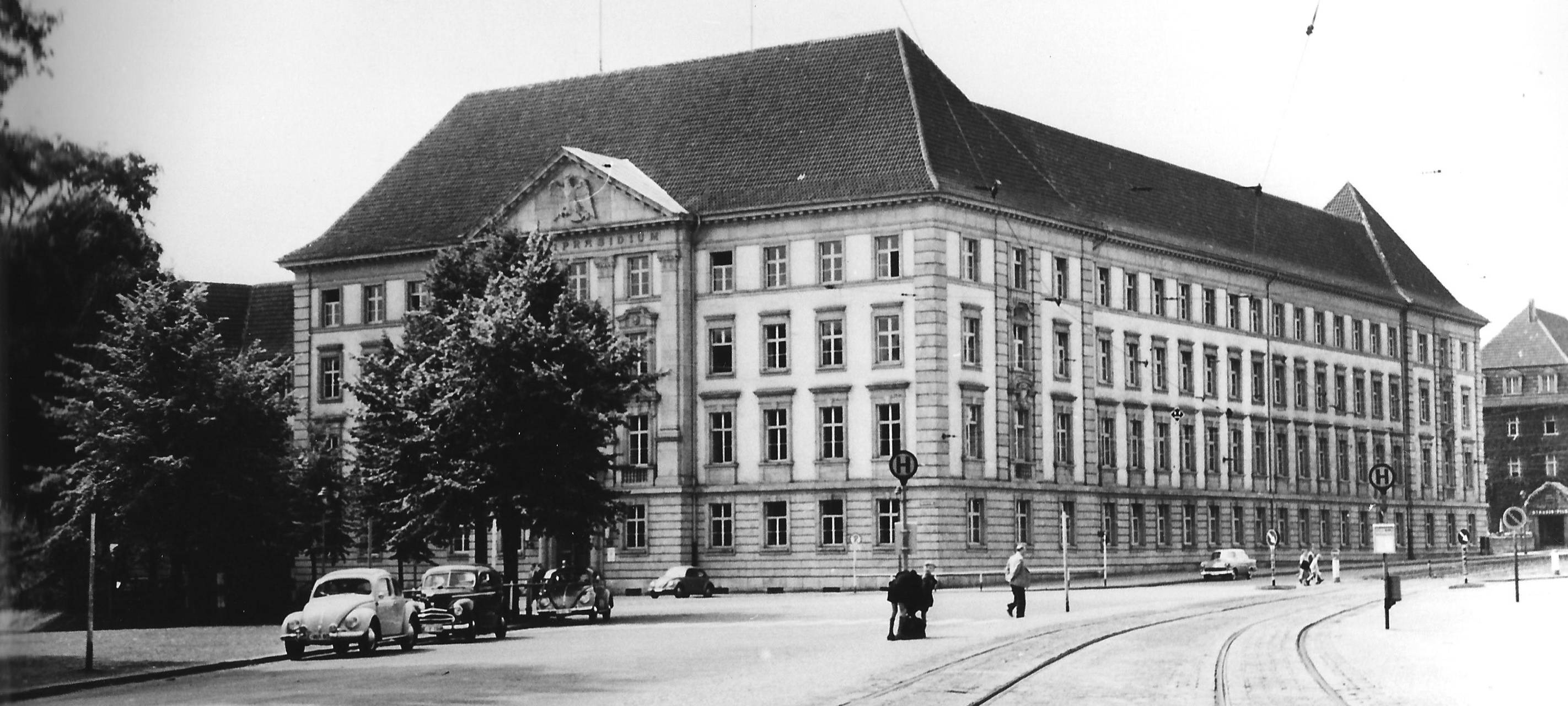 Auf dem Foto ist in schwarz-weiss das Polizeipräsidium im Jahr 1909 zu sehen.