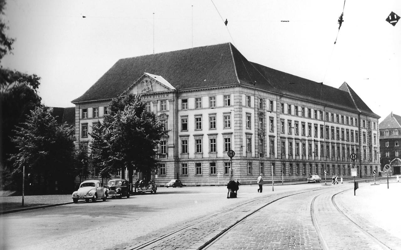 Auf dem Foto ist in schwarz-weiss das Polizeipräsidium im Jahr 1909 zu sehen.