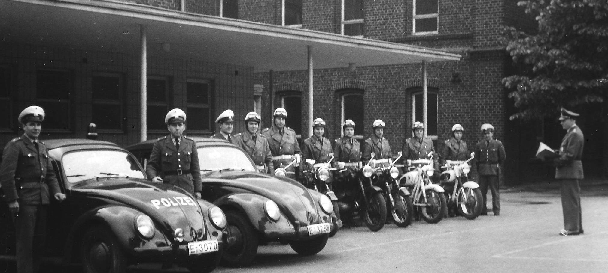 Polizeiautos und Polizeimotorräder aus dem Jahr 1958.