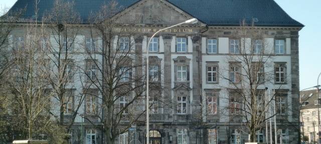 Auf dem Foto ist in Farbe das Polizeipräsidium heute zu sehen.