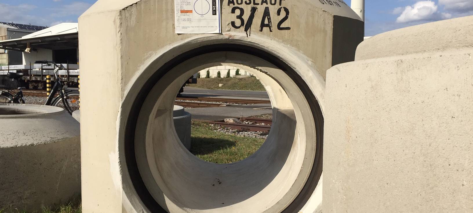 Auf dem Bild ist ein großes Stück Rohr, das auf dem Gelände von Trimet verbaut wird.