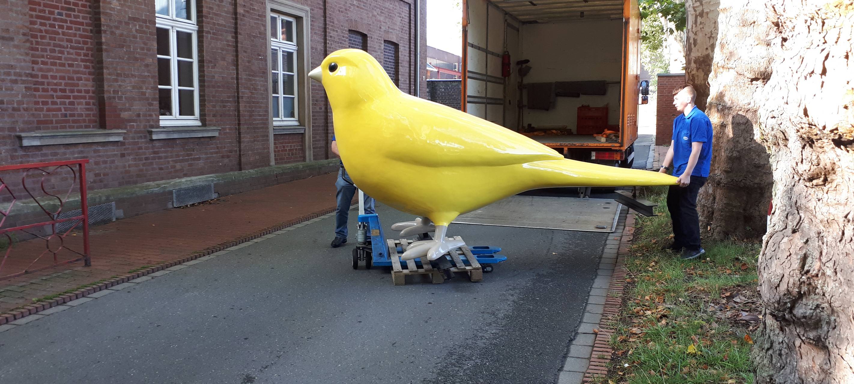 Der Kanarienvogel wird abgeladen und dann aufgestellt