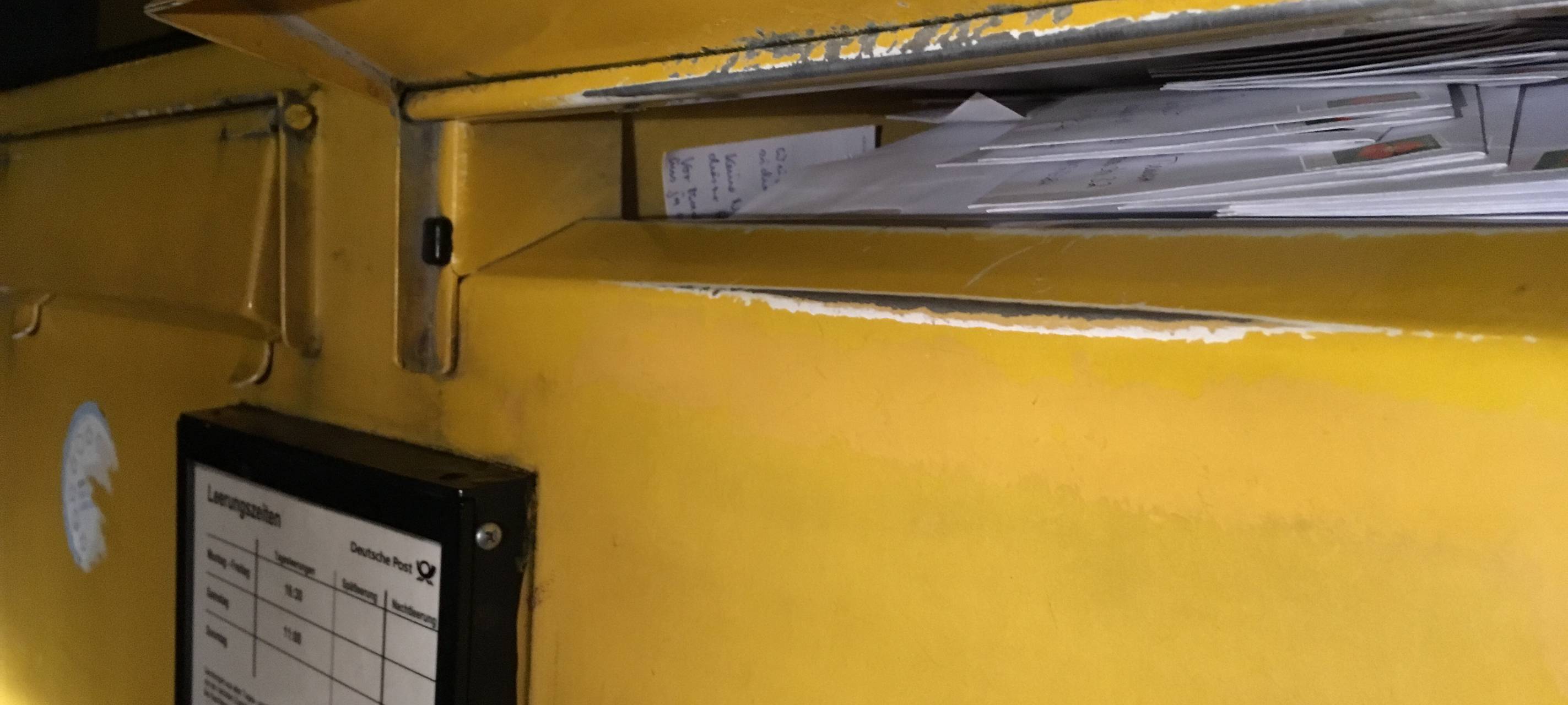 Überfüllter Briefkasten in Essen-Holsterhausen