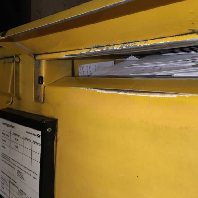 Überfüllter Briefkasten in Essen-Holsterhausen