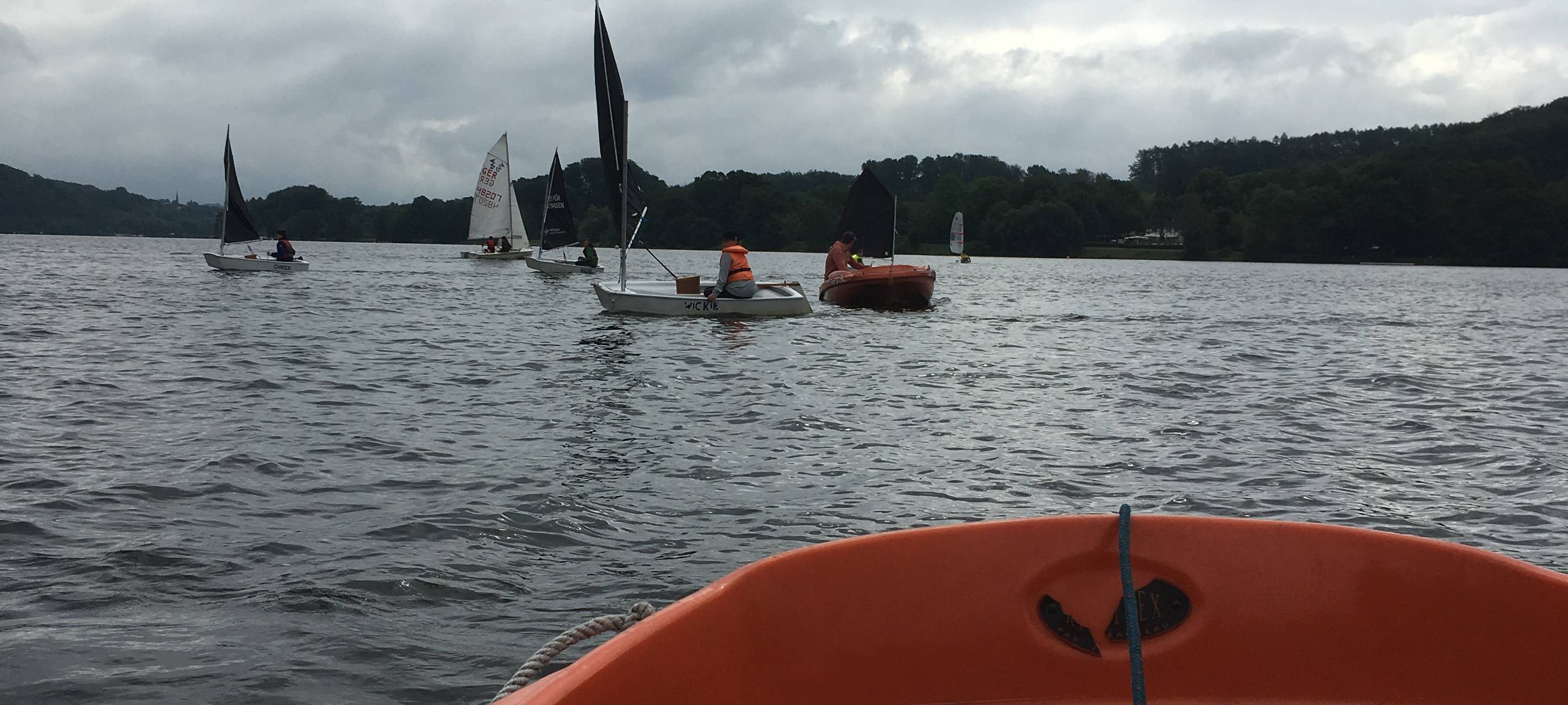 Vom Motorboot aus geben die Trainer den Kindern Tipps beim Segeln.