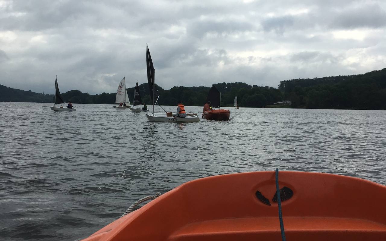 Vom Motorboot aus geben die Trainer den Kindern Tipps beim Segeln.