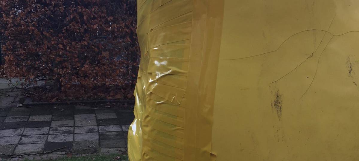 Der Schaden an der Brust wurde notdürftig geklebt