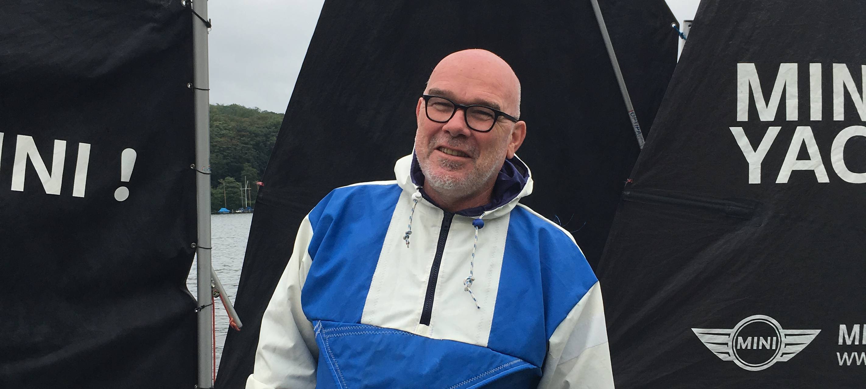 Jörg Bosak vor den Booten