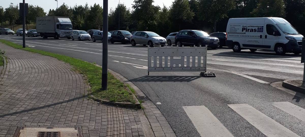 Kaum sind die Sperrstellen für die Bombenentschärfung im Nordviertel zu, gibt es Stau. Hier Berthold-Beitz-Boulevard Ecke Pferdebahnstraße.