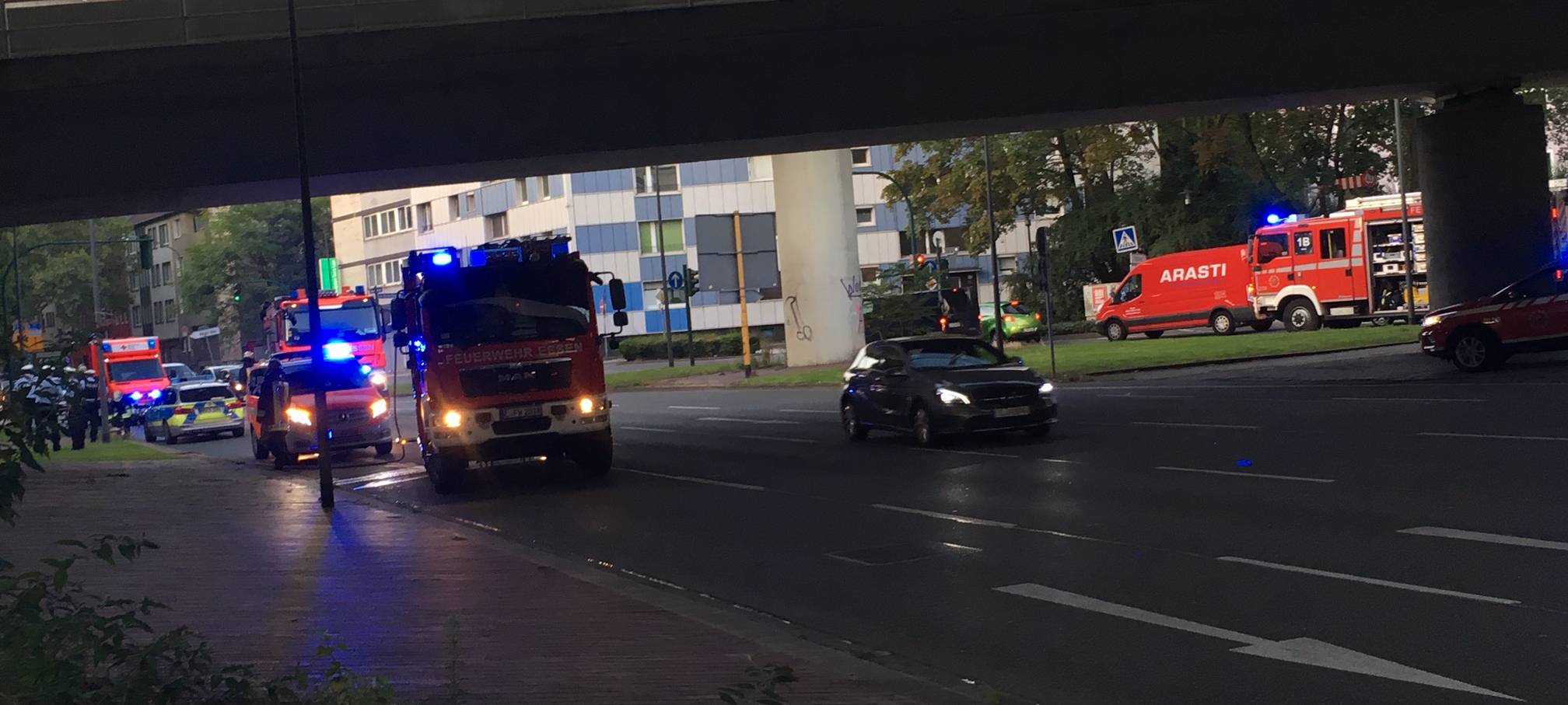Auf dem Foto leuchtet das Blaulicht der Einsatzkräfte.