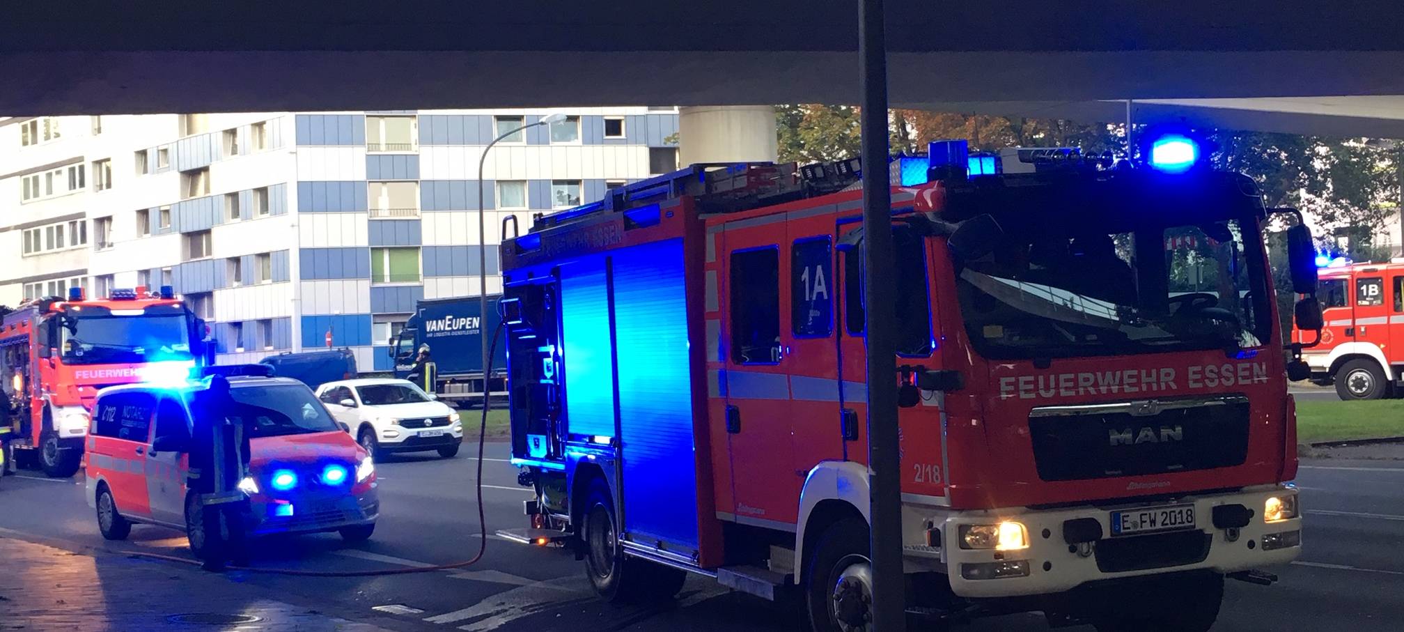 Ein Feuerwehrwagen steht unter der Brücke, gegen deren Pfeiler ein alter Mann gefahren ist.