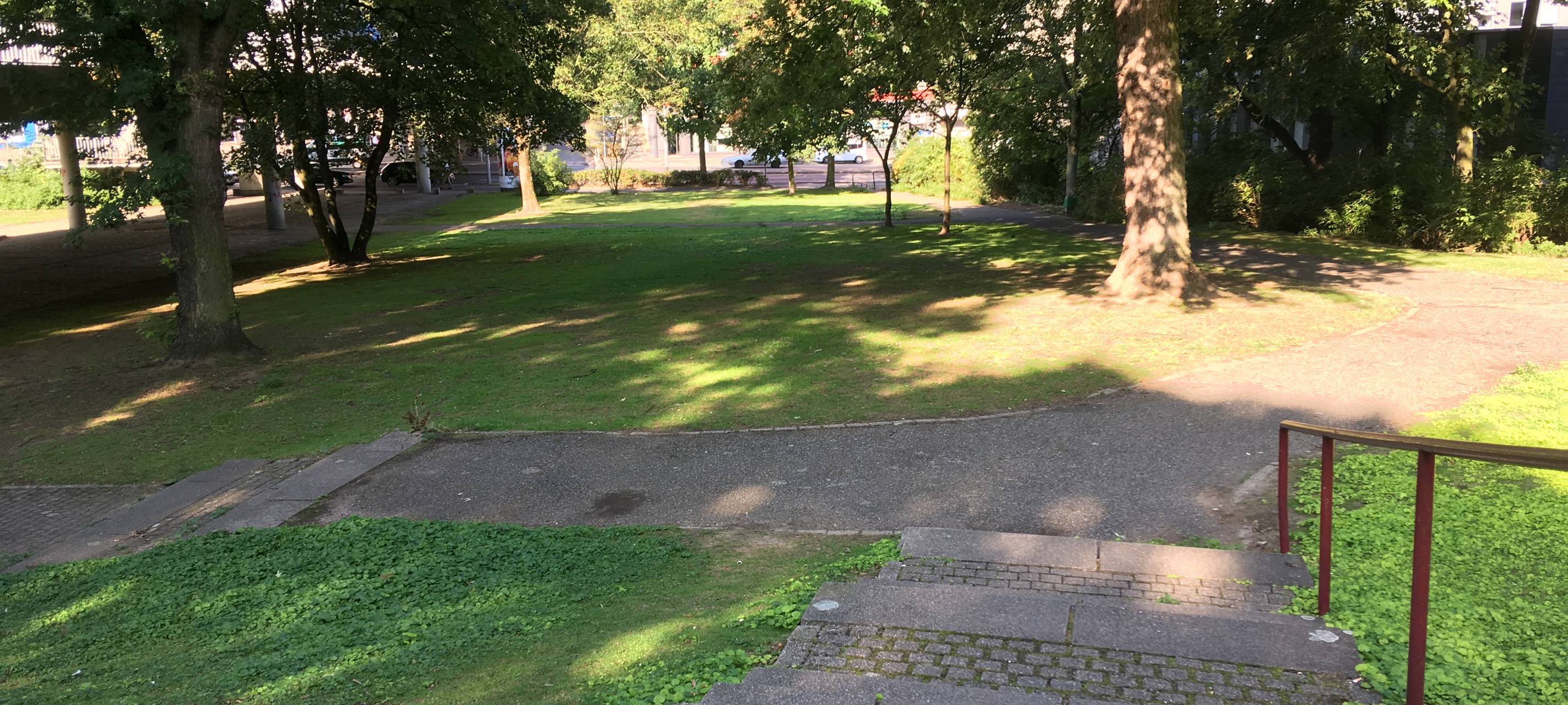 Zu sehen ist der Waldthausenpark am Rande der Innenstadt. Er wird unter anderem nach Anwohner-Wünschen umgestaltet.