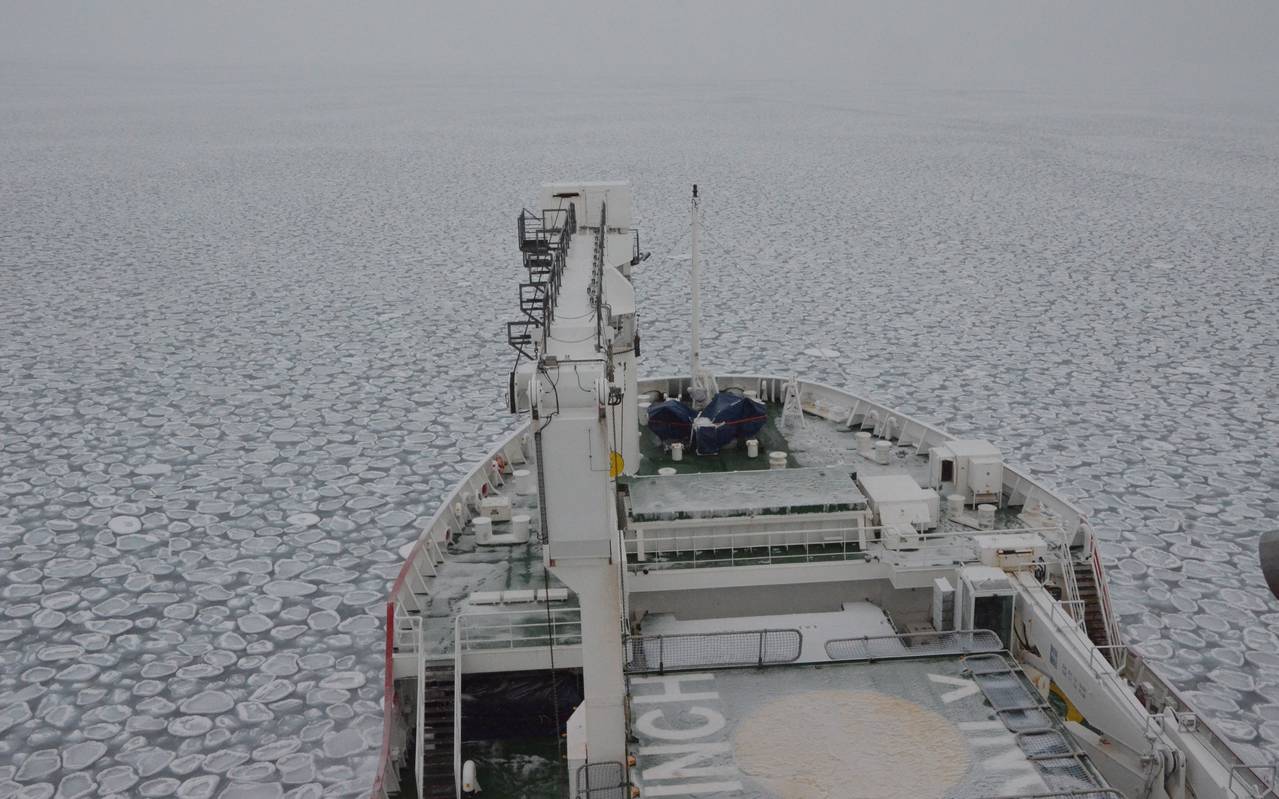 Schiff mit Forschern der Uni Duisburg-Essen in der Antarktis