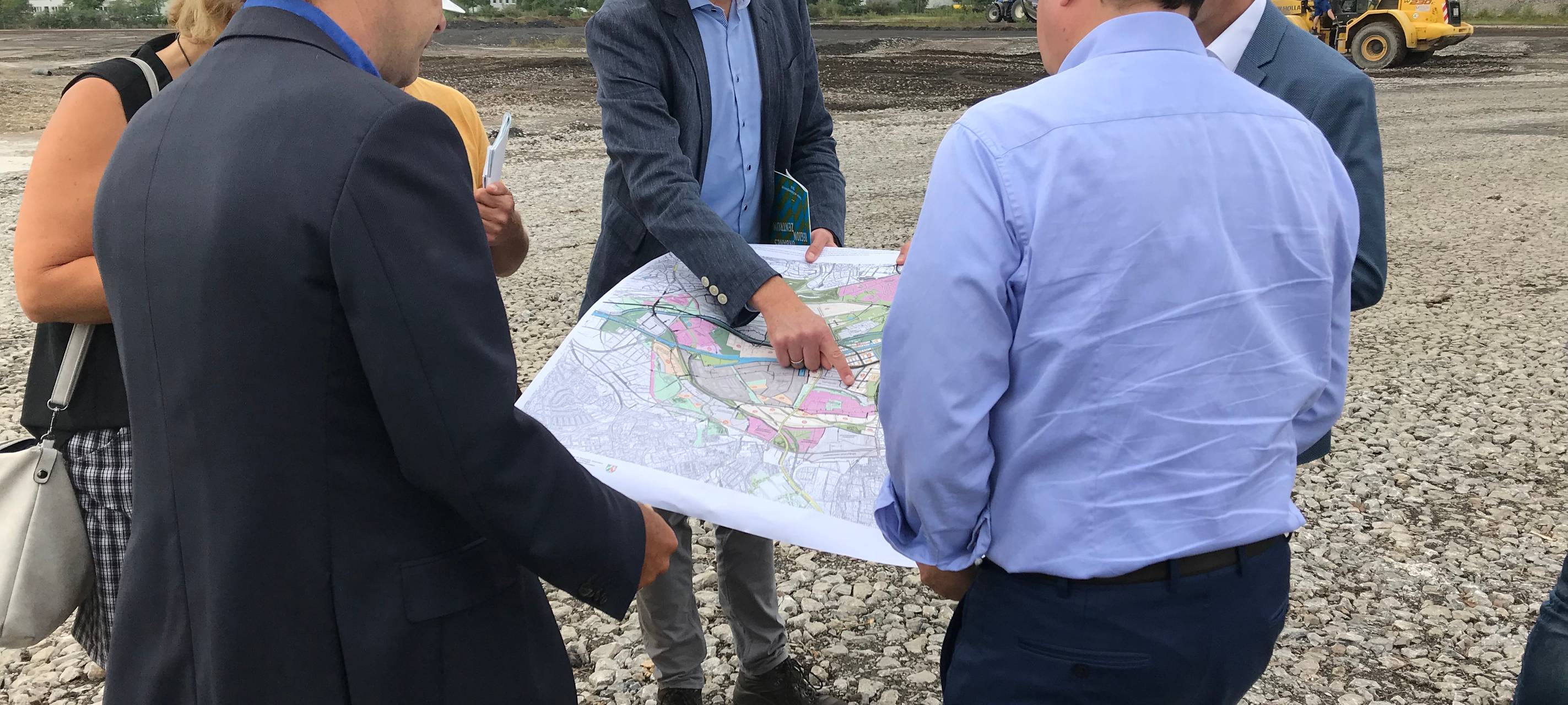 Verantwortliche betrachten die Sanierungspläne für das Gelände